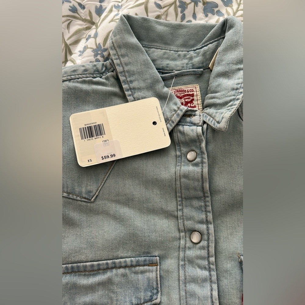 NWT Levi's Classic Blue Button-Up Shirt Light Wash Color - Picture 5 of 5